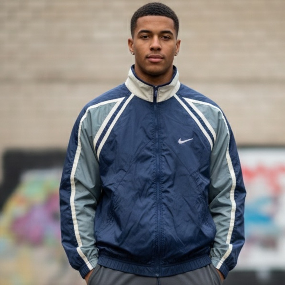 Vtg Retro 80s 90sNike Men's Navy and Light Gray Windbreaker
5